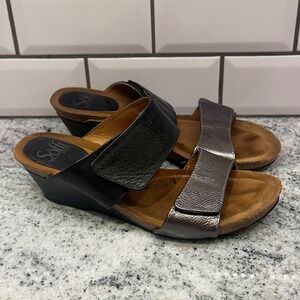 Sofft Womens 7.5M Black Metallic Leather Wedge Sandals Adjustable Straps 1290501